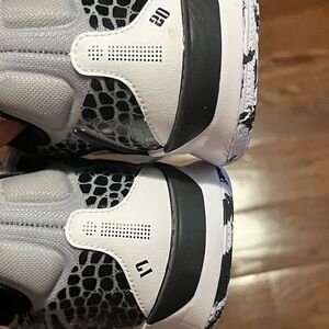 Nike Black and White Sneakers with Heel Support